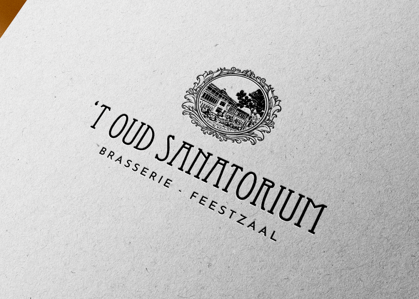 Een mockup van het logo en huisstijl ontwerp van 't Oud Sanatorium